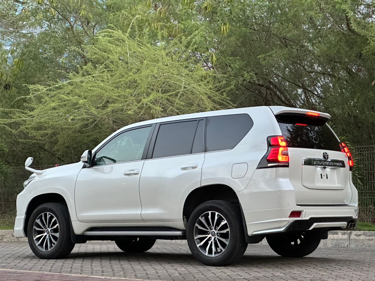 LANDCRUISER thumbnail 3